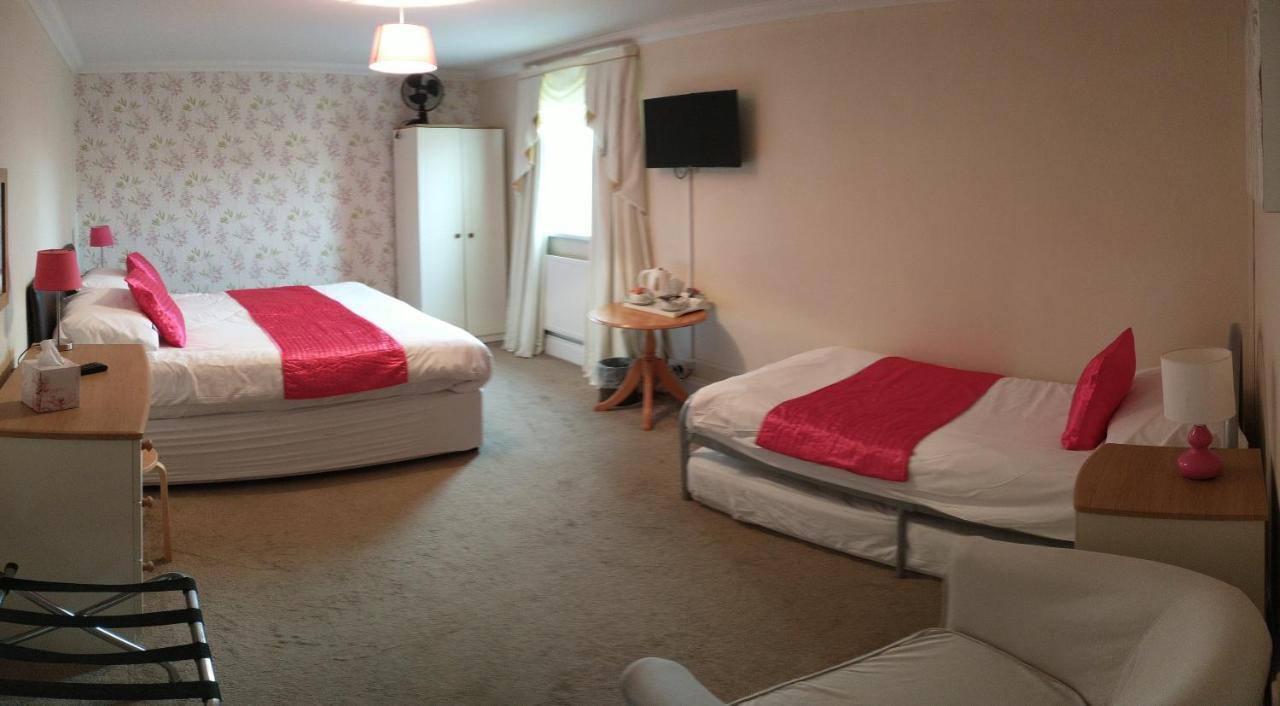 Отель Llanina Arms Llanarth  Экстерьер фото