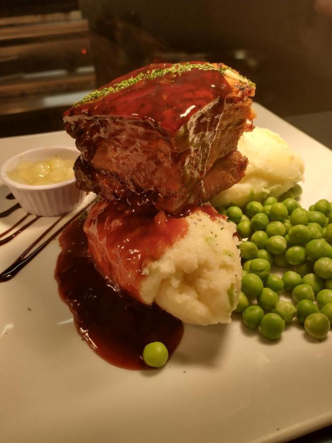 Отель Llanina Arms Llanarth  Экстерьер фото