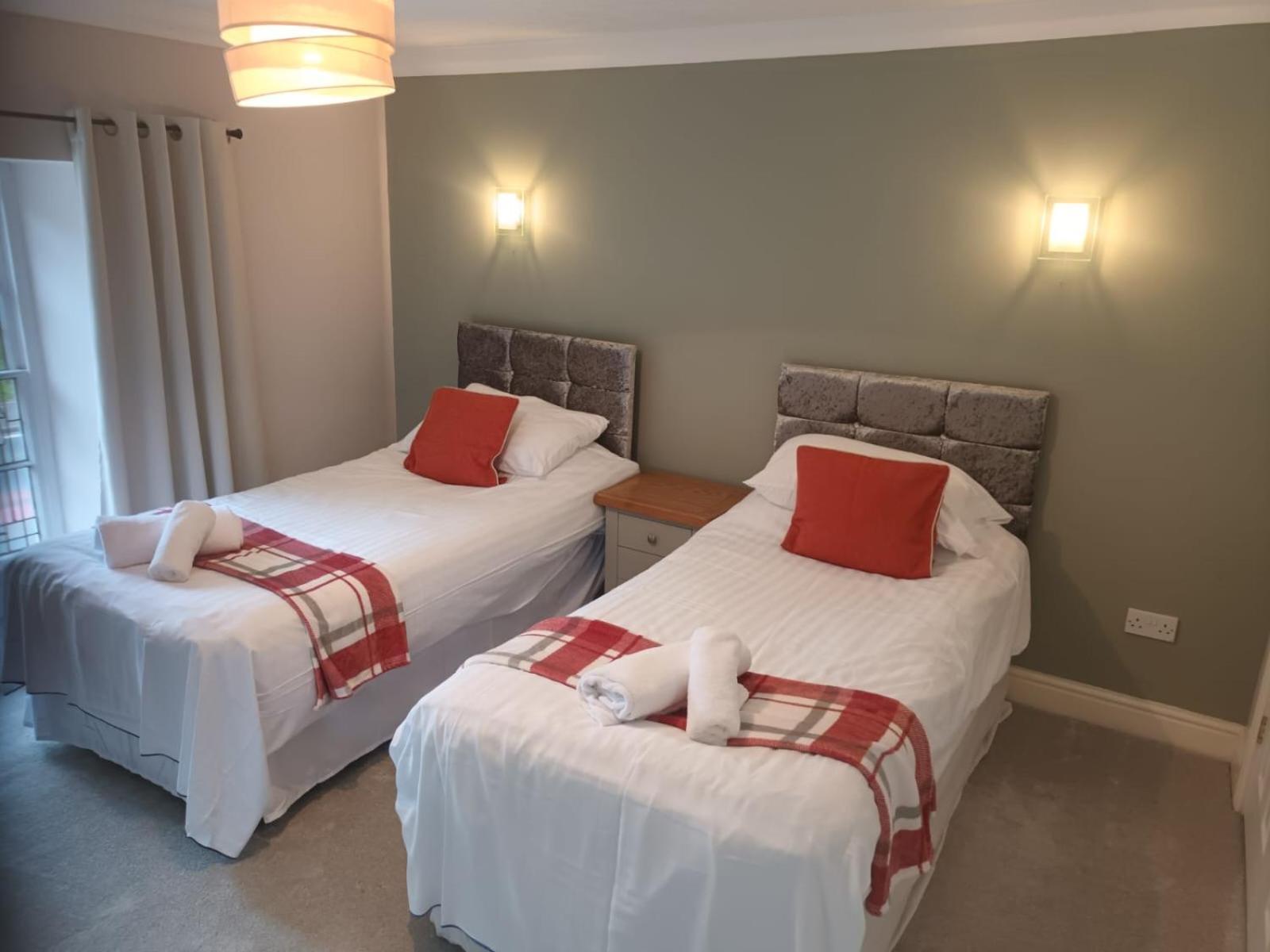 Отель Llanina Arms Llanarth  Экстерьер фото